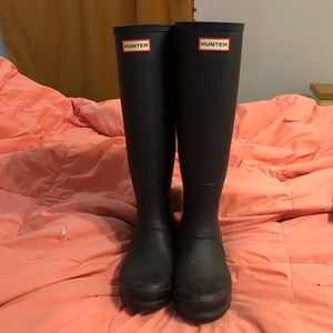 Tall hunter boots adjustable back